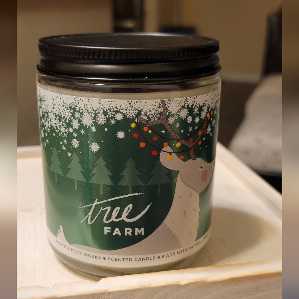 Tree Farm Scent Bath & Body Candle.       • 7 oz •